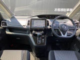 前席全体の内装となっております。車内もお洒落で高級感もありドライブも楽しくなります♪