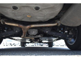車両後方からの下回りです。マフラー防錆塗装や下回り防錆施工等も可能でございます。