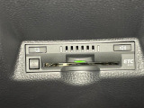 【ETC】有料道路を利用する際に料金所で停止することなく通過できる、ETC車載器(ノンストップ自動料金収受システム機器)が装備されています。セットアップを行うことで利用可能になります。