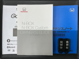 スマートキーは鍵をバッグに入れたままでもドアロックの開閉やエンジンのON・OFFができます。夜間や雨の日も鍵を探さなくて良いので便利です。