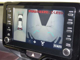 パノラミックビューモニターシステムが付いているので車の上から見た映像が確認できますよ。 一目で車両周辺の情報を確認できますが、直接安全をご確認下さい。