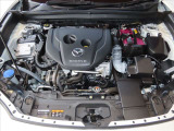 走りを支えるエンジンはS8型1.8スカイアクティブDを搭載しています。3リッターガソリン並みのトルクと独自開発の6速ATとの組合せで、トルクフルで力強い走りが楽しめます。軽油仕様でコスパも良好です!