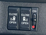 両側電動スライドドアが装備されています!荷物で手が塞がるなど簡単にドアの開閉が出来ます!何より力いらずで開閉OK!電動機能はOFFにもできますから元気なお子様の駆け出しも安心!