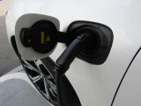 専用コードを接続するだけで簡単に充電が行えます。プラグインハイブリッドモデルRecharge PHEV T6 AWDは、走行中の充電のほか、自宅などに設置された充電機器からの充電が可能です。