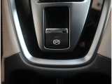 電動パーキングブレーキを採用しております。発進時はシートベルトをした状態でアクセルを踏むだけで解除できます。