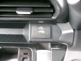 センターコンソールにUSBを完備 充電器を差し込めば携帯やゲーム機の充電が可能です