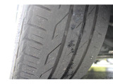 タイヤの残り溝の状態の写真、当店での実測でから4mm程の残り溝です