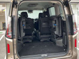 3列目シートを跳ね上げれば、大きな荷物や長尺物も積めて便利です。