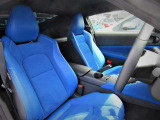 スポーティーなブルー系のシートを配したインテリア。 シートにはヒーター機能とSRSサイドエアバッグを備えています。