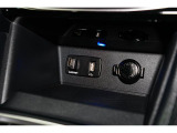 小物の収納に便利なセンタートレイには携帯等のデバイスの充電可能なUSB出力電源付です。(HDMI付き)