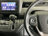 ホンダ純正メモリーナビ搭載なので、遠方へのドライブもお任せ下さい!ステアリング左手側にオーディオ関連のコントロールスイッチを配置しています。操作時は視線を逸らすことなく運転に集中できます