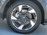 純正18インチアルミホイール。 タイヤサイズは225/55R18