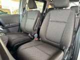 足元もゆったりで長時間の運転も疲れにくいフロントシートです。