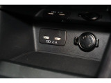 小物の収納に便利なセンタートレイには携帯等のデバイスの充電可能なUSB出力電源付です。
