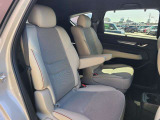 2列目シートは独立したキャプテンシート。運転席部と同じような厚みをもたせたラグジュアリーなシートでドライブをお楽しみください。