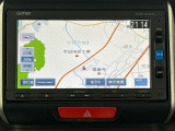 ダッシュボードに自然に溶け込むようにデザインされた純正メモリーナビゲーション。