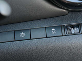 運転席の右側にはエマージェンシーブレーキ、VDCのスイッチが有ります。