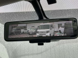 [スマートルームミラー]車両後方をミラーに映し出すため、悪天候の時でも視界は良好♪