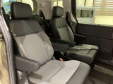 2列目シートはゆったりと座ることが出来ます!また、ウォークスルーにより前列・後列への移動もスムーズに行えます。