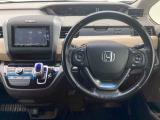 ホンダ純正メモリーナビ搭載なので、遠方へのドライブもお任せ下さい!ステアリング左手側にオーディオ関連のコントロールスイッチを配置しています。操作時は視線を逸らすことなく運転に集中できます