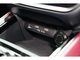 小物の収納に便利なセンタートレイには携帯等のデバイスの充電可能なUSB出力電源付です。