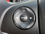 ステアリングから手を離さず操作できるオーディオスイッチを装備しています。