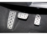 スポーティなデザインのアルミパッドブレーキペダルです。