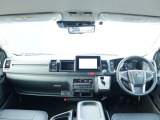 ワイドならではの広々空間の運転席助手席周り!!長距離ドライブでも快適性ばっちりでお使いいただけます♪