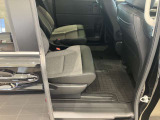 2列目シートはゆったりと座ることが出来ます!また、ウォークスルーにより前列・後列への移動もスムーズに行えます。