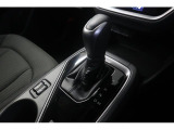 シフトレバーは本革巻のグリップとシフトブーツを装着、シフトパネルはピアノブラック調になっており、高級感を演出。