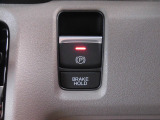オートブレーキホールド機能付きの電子制御パーキングブレーキです。ブレーキペダルから足を離しても停車状態を保持。アクセルペダルを踏めば保持を解除します。指一本で簡単に操作が出来ます。