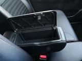 前席のアームレストの下にもご覧のような収納が有ります。