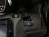 【電子パーキングブレーキ】電子制御のパーキングブレーキと、信号待ちや渋滞に便利なオートブレーキホールドを装備しております。ブレーキペダルから足を離しても自動的に停車状態を保持してくれる便利な機能です