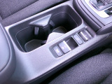 シフトレバーの下にはドライブモードスイッチやドリンクホルダー!