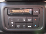 オートエアコン装備。温度設定をしておけば風量・吹出し口を自動で調整してくれるので車内はいつも快適です。