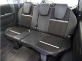 ご家族とスキーやキャンプ、または年に1回、親孝行の温泉旅行。そんな時にとても役に立つ広々3列目シート。普段は畳んでおいて荷物スペースにしても良いですね!