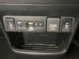 前席の左右別々のシートヒータースイッチが付いています。HiとLoの2段階で温度設定ができます。スイッチの間にはアクセサリーソケットとETCがついており、高速道路の料金所の通過も楽々です!。