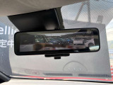 スマート・ルームミラー:車両後方のカメラ映像をミラー面に映し出すので、車内の状況や、天候などに影響されずいつでもクリアな後方視界が得られます。