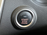 エンジンの始動は、鍵を差し込んで回すなどの操作をせずにエンジンをかけられるプッシュスタート式を採用しています。