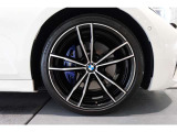 【BMWアロイホイール】軽量かつ強度に拘ったアロイホイール。走行性能ポテンシャルを引き出す設計。タイヤのサイドウォールが強化されたランフラットタイヤは、パンク時にタイヤがつぶれてもリムから外れません。