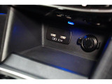 小物の収納に便利なセンタートレイには携帯等のデバイスの充電可能なUSB出力電源付です。