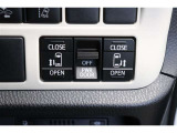 スライドドアの開閉は、ドアハンドルはもちろん運転席からのスイッチ操作でも可能です。お子様の送迎時の乗り降りも一段と楽になります。