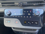 移動時の車内も快適に オートエアコンです。前席シートヒーター付き