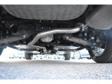 車両後方からの下回りです。マフラー防錆塗装や下回り防錆施工等も可能でございます