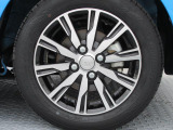 純正14インチアルミホイール。 タイヤサイズは155/65R14。