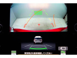 後方の視認性を高めるリアビューカメラを搭載。ガイドラインはステアリングの動きと連動しますのでよりスムーズな車庫入れが行えます。