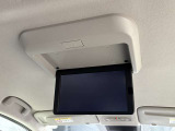 後席用モニターが付いているので渋滞でも後部座席の人を飽きさせません。