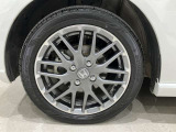 アルミホイール付!鉄ホイールと違って軽いので燃費にも影響してきます。ガソリンの高騰に少しは貢献します!デザインもさり気なく、スタイリッシュな感じとなっています。