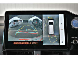 パノラミックビューモニターを装備。クルマを真上から見るように周囲を確認できます。