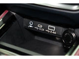 小物の収納に便利なセンタートレイには携帯等のデバイスの充電可能なUSB出力電源付です。